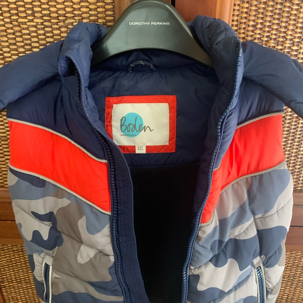 Boden boys puffer vest — perfect condition, only worn 1-2 times.